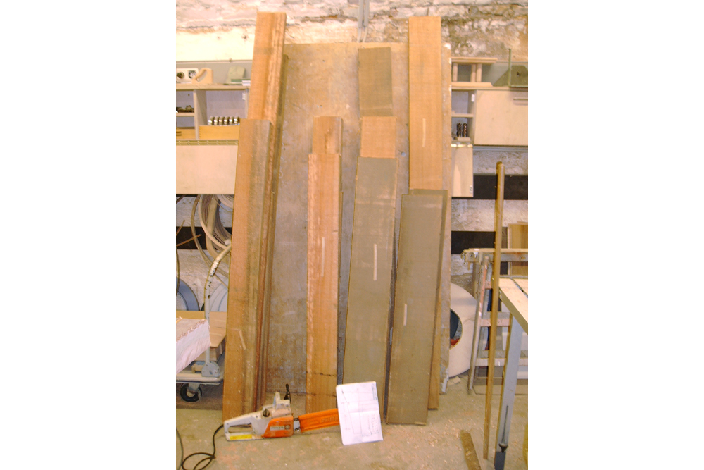 Hier sehen Sie das verwendete Massivholz grob zugeschnitten.